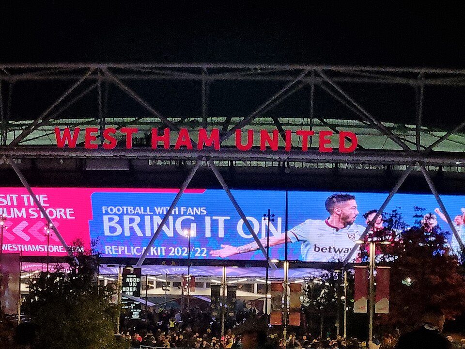 卢塞尔 球迷看台 · 比赛日氛围